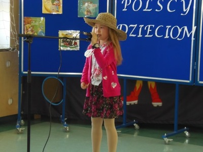 Uczestniczka konkursu recytuje wiersz.