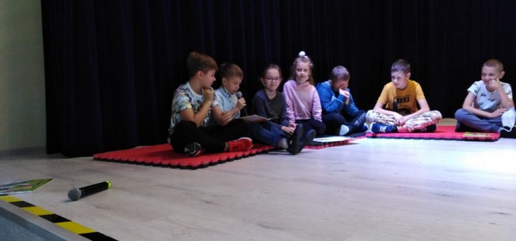 Trzecioklasiści ze Szkoły Podstawowej w Goworowie czytają dla przedszkolaków książeczkę pt. „Szewczyk Dratewka”