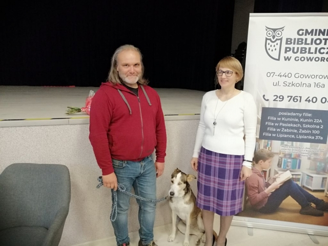 Na zdjęciu Krzysztof Nowakowski wraz z suczką Henią i Panią Dyrektor Biblioteki.