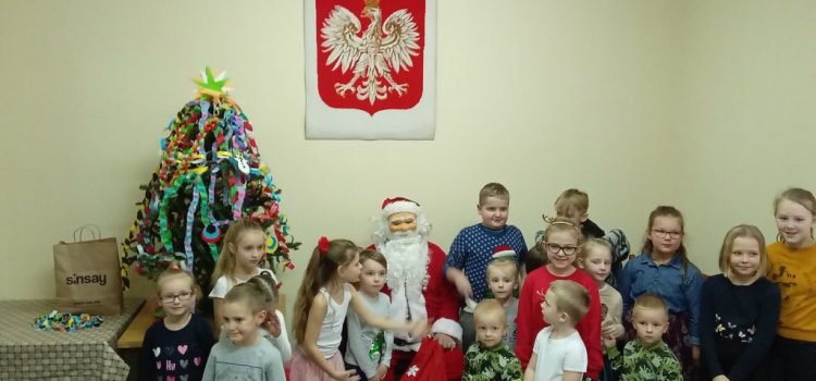 Wspólne zdjęcie dzieci z Mikołajem.