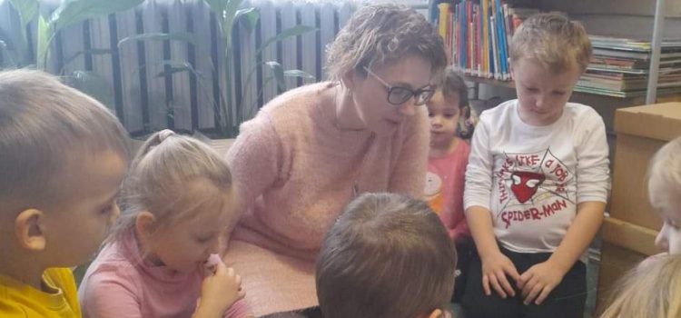 Pani Dyrektor Biblioteki zapoznaje dzieci z książkami