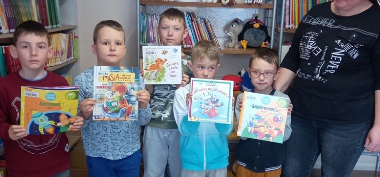 Dzieci ze Szkoły Podstawowej w Goworowie Filia w Szczawinie zwiedzają bibliotekę w Goworowie