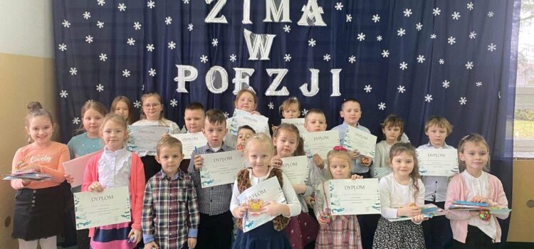Wspólne zdjęcie dzieci - uczestników konkursu „Zima w poezji”.